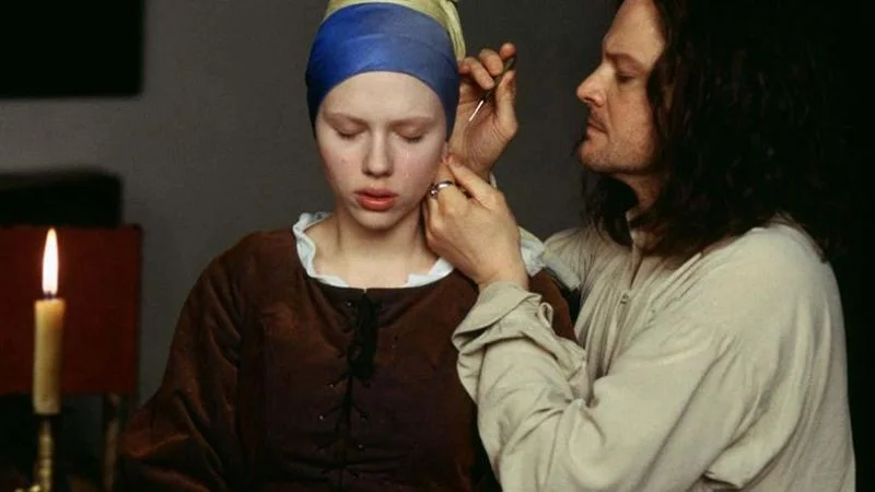 İnci Küpeli Kızın Hikayesi Nedir? İşte Kuzeyin Mona Lisa'sı İnci Küpeli Kız ve Ressamı Johannes Vermeer...  <div><h2>Değeri Yıllar Sonra Anlaşılan ve Hakkında Çok Az Şey Bilinen ‘İnci Küpeli Kız’ Tablosu Hakkında 8 Şaşırtıcı Gerçek</h2><div><p>Bir tabloyu tarihin en önemli sanat eserlerinden biri olarak kabul etmemize neden olacak pek çok etmen vardır. Fakat bu etmenler bazen sadece biraz sadelik ve gizemdir. Johannes Vermeer tarafından kuzeyin Rönesansı olarak bilinen Hollanda altın çağında resmedilen <strong>İnci Küpeli Kız tablosu bu durumun en önemli örneğidir. </strong>Çünkü İnci Küpeli Kız kim, hikayesi nedir hiçbir şey bilmiyoruz.</p><p>İnci Küpeli Kız tablosunun bu kadar gizemli olmasının nedeni, ressamı Johannes Vermeer’in de aynı derece gizemli olmasıdır. Çağdaşlarına göre çok daha az eser veren ama buna rağmen adını sanat tarihine yazdırmayı başaran bu genç ressam da en az eserleri kadar sıra dışıdır. <strong>İnci Küpeli Kız tablosu hakkında bazılarını ilk kez duyacağınız ilginç bilgilere </strong>gelin yakından bakalım.</p><h3>İnci Küpeli Kız tablosunun gizemli hikayesi hakkında ilginç bilgiler:</h3><ul><li>İnci Küpeli Kız tablosunun ressamı uzun yıllar unutulmuştu.</li><li>Tablonun hikayesi ya da kızın kim olduğu bilinmiyor.</li><li>Dillere destan bu tablo aslında epey küçük.</li><li>İnci Küpeli Kız’ın örtüsü, resmin en pahalı yeri.</li><li>İnci Küpeli Kız, aslında inci küpeli kız değil.</li><li>Tabloda pek çok dini öğe gizlendiği düşünülüyor.</li><li>İnci Küpeli Kız tablosu bir avuç bozuk paraya satıldı.</li><li>Belki de yürüttüğümüz bütün tahminler yanlıştır.</li></ul><p><img alt=