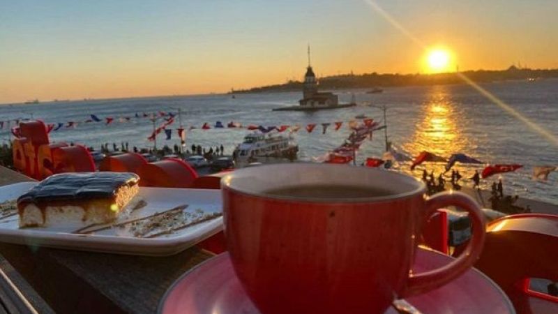 İstanbul’da Manzaralı Cafeler Hangileri? 25 Farklı Anadolu ve Avrupa Yakası Manzaralı Cafeler!   Manzaralı cafeler özellikle İstanbul gibi bir şehirde, şehre ayrı bir anlam katan mekanlar olmaktadır. Tarihi ve doğal güzellikleriyle ünlü olan bu şehirde siz de vaktinizi daha güzel geçirebilirsiniz.