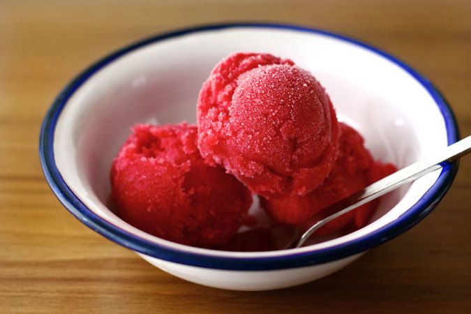 Fresh Bir Tarif: Sorbe Dondurma Ne Demek? Sorbe Dondurma Nasıl Yapılır? | Sorbe dondurma ne demek? Son günlerde sıkça duyduğumuz sorbe dondurmalar, bu yazın en favori yiyeceklerinden biri olacak gibi görünüyor. Hepimiz özellikle çocukluk dönemlerimizde meybuz ile tanışmışızdır. Hatta büyük bir kısmımız halen bu lezzetin tadını damağında hissediyor olabilir.