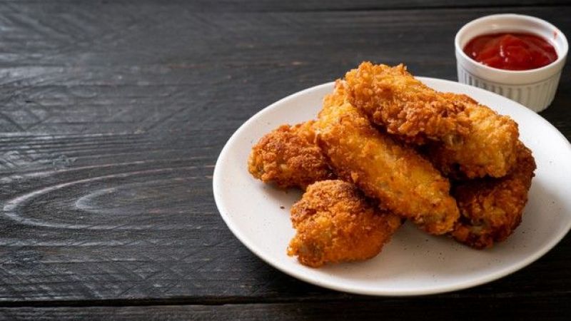 Evde Çıtır Tavuk Yapımı | KFC Tavuk Tarifi ile Leziz Tavuk | Çıtır tavuk yapımı aslında o kadar basit ki… Dilerseniz evinizde çitir tavuk yapimi tarifi ile hem kendinize hem de sevdiklerinize leziz sofralar hazırlayabilir, ziyafet verebilirsiniz. Eğer KFC usulü tavuk göğsü seviyorsanız ve daha az maliyetle daha fazla çitir tavuk hazırlamak istiyorsanız mutlaka bu vereceğimiz çitir tavuk yapimi tarifi denemelisiniz. İşte, az malzemeyle yapabileceğiniz, zahmetsiz ve oldukça pratik çıtır tavuk yapımı tarifimiz…