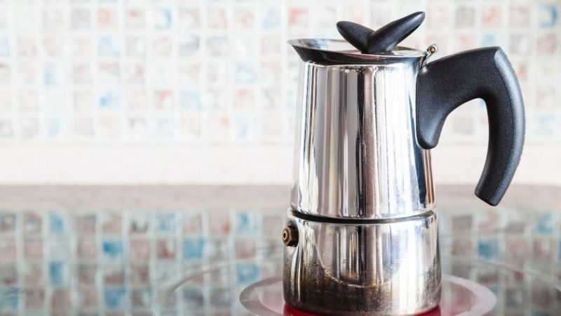 Moka Pot ile Kahve İçmenin Keyfine Varın! | Kahve keyfinin değişik bir versiyonu olan Moka Pot, buhar ile pişirilen kahvenin kullanıldığı cezvenin adıdır. Sabah bir fincan kahve zihni açar ve zindelik verir. Yorgunluğun üzerine içilen kahve rahatlatır ve yeni güne en iyi şekilde hazırlar. Türk kahvesi kaynayan suya kahvenin atılması ve köpürme süresi boyunca pişirilmesiyle ortaya çıkıyor. Suda eriyen kahveler ise zahmetsiz kahvelerdir.