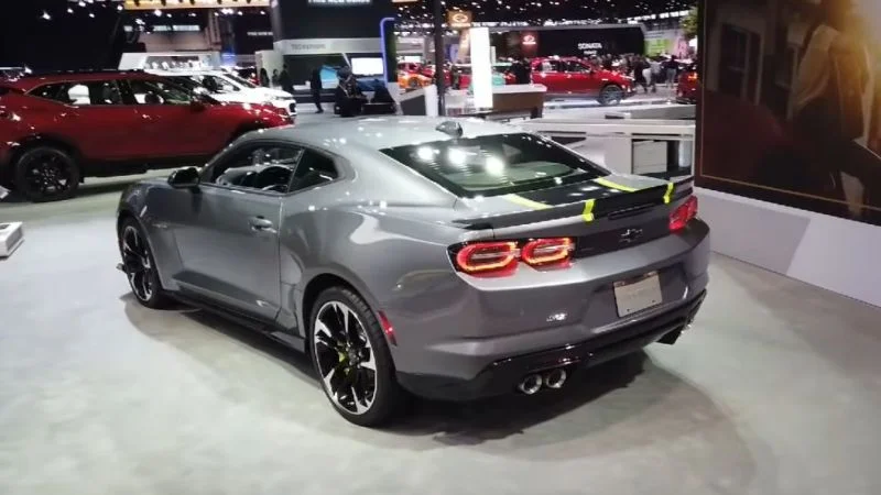 2021 Chevrolet Camaro SS Fiyatı Nedir? Camaro SS Kaç TL?   Adrenalin severlerin en çok tercih ettiği Camaro SS kaç TL ‘ye satılıyor diye soracak olursanız, bu sorunun cevabı otomobilin en eski modelinden en yenisine kadar değişiklik gösteriyor.