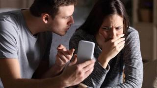 Teknoloji Bağımlılığı Boşanma Nedeni Olabilir mi | Hangi Durumlar Boşanma Sebebidir? | Teknolojinin gelişmesi ve beraberinde sosyal medya uygulamaları ile mobil oyun imkanlarının artması, eşler açısından yeni problemlerin de doğmasına neden olabiliyor. Peki, teknoloji bağımlılığı nedeniyle gelişen ilgisizlik, savurganlık ve sadakatsizlik gibi durumlar boşanma davasına etki ediyor mu? Teknoloji bağımlılığı boşanma nedeni olabilir mi? Bu yazımızda teknoloji bağımlılığı ve boşanmaya dair detayları bir araya getirdik. İşte konuya dair merak edilenler…