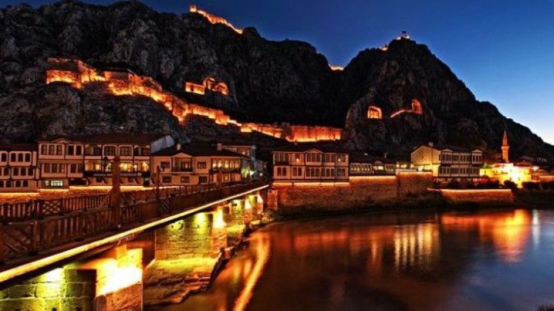 Türkiye’deki Tarihi Yerler Nerelerdir? Türkiye’nin En İyi 20 Tarihi Eseri | Türkiye’deki tarihi yerler hem yerli hem de yabancı turistin dikkatini çekmektedir. Tarihin izlerini taşıyan bölgeler ve yapıtlar turistlerin uğrak yerleri arasında yer almaktadır. Bu alanlar Kültür ve Turizm Bakanlığı tarafından da koruma altına alınmış yerlerdir.