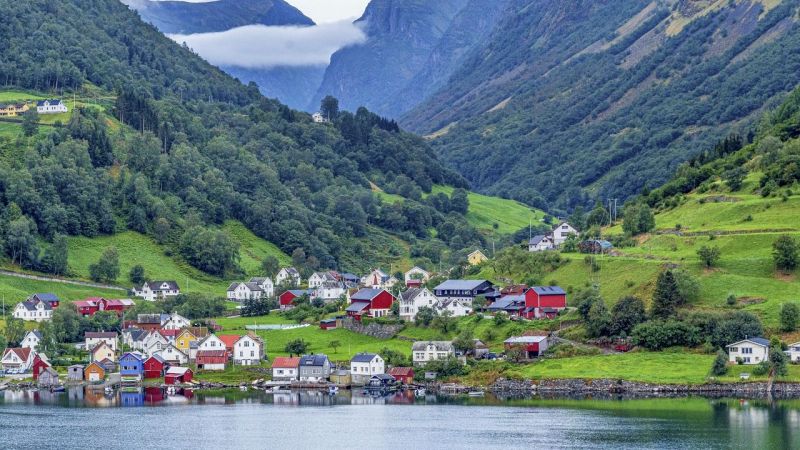 İskandinavya Neresidir ve En İlginç Yönleri Nelerdir? | İskandinavya kendisine ait olan mitolojisi ve eşsiz doğası ile herkesin merakını uyandıran bir bölgedir. Birçok film, dizi ya da oyun İskandinav bölgesinde ya da İskandinav mitolojisinde geçmesinden dolayı burası insanlar için ilginç bulunan bölgelerden birisidir. Bu yazımızda sizlere İskandinav ülkeleri ve bu ülkelerin kapsadığı ilginç yönleri hakkında ilginizi çekecek ve çok şaşıracağınız bilgiler vereceğiz.