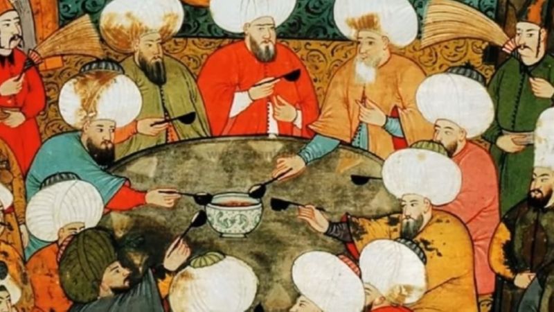 Osmanlı'da Ramazan Gelenekleri: Nerede O Eski Ramazanlar? | Nerede o eski Ramazan’lar cümlesini sık sık duyduğumuz şu zaman diliminde sizlere Osmanlı’da Ramazan gelenekleri hakkında, unutulmaya yüz tutmuş gelenekleri canladırmak için bir yazı hazırladık. 20 sene önceki Ramazanlar büyük bir özlemle anılırken yüz sene önce atalarımız, Osmanlı Devleti Ramazan’ı nasıl geçirirmiş sizler için derledik.