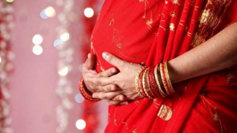 Hintli Kadın 28 Yıl Sonra Aslında Erkek Olduğu Gerçeğini Öğrenince Şok Oldu | Hintli kadın, hamile kalamama şikayeti ile doktora gitti ve yapılan testler sonucunda aslında erkek olduğunu öğrendi. 28 yaşındaki kadın görünüş olarak bir kadın görünüşüne sahip olsa da genetik kodları itibariyle bir erkek genetiğine sahip olduğu görüldü.