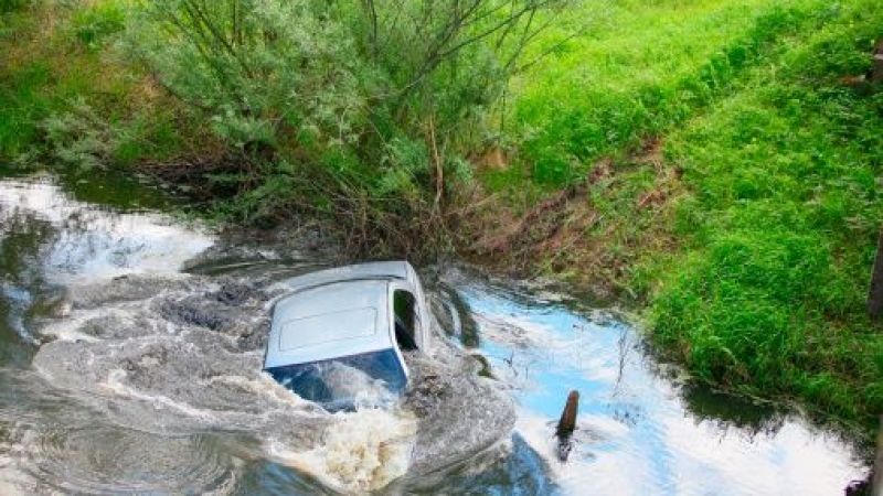 Arabayla Suya Düşen Kişinin Arabada Mahsur Kalıp Boğulacağı Düşüncesi Ne Kadar Doğru?