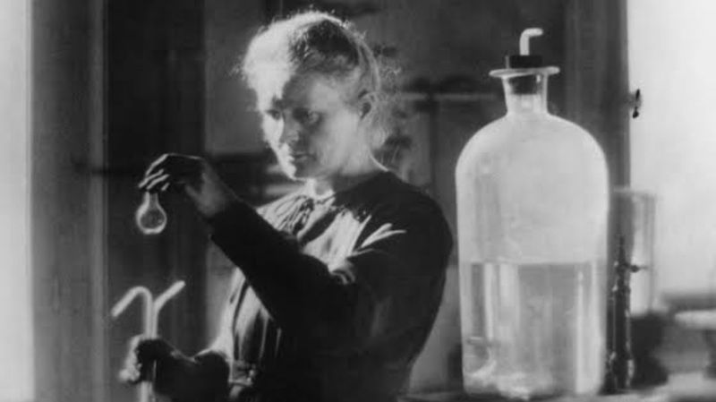 Madam Curie Fizik Diplomasını Birincilikle Aldı 
