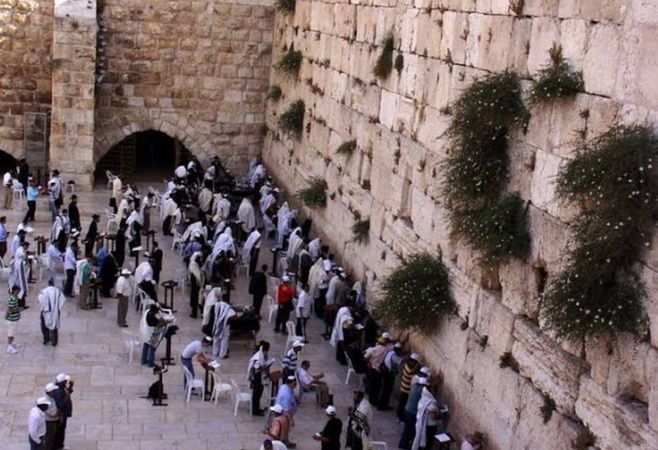 Yahudiler Şabat Gününde İbadet Ediyor