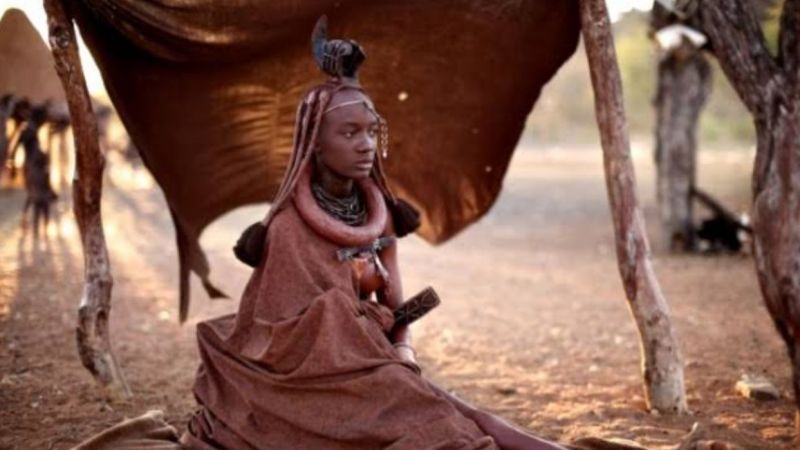 Ritüele Başlangıç: Himba Kadınları Tek Başına Bir Ağaç Dibine Oturuyor