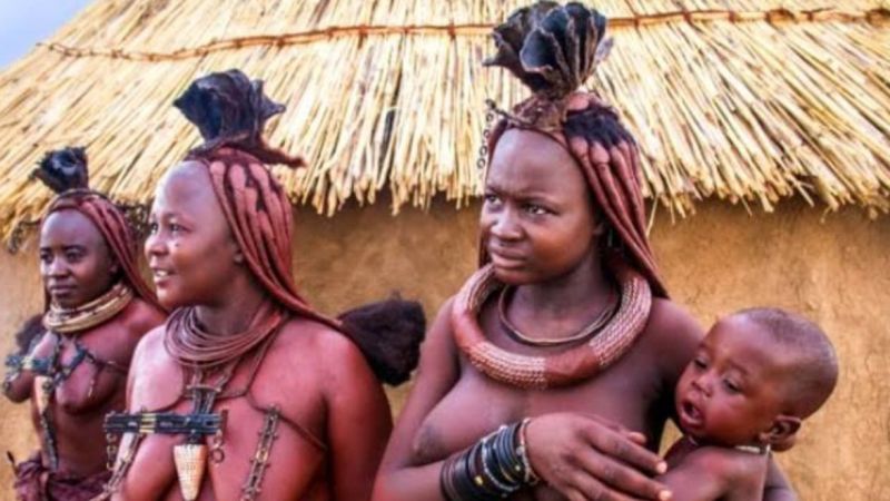 Himba Kabilesi Erkekleri de Şarkıyı Ezberliyor