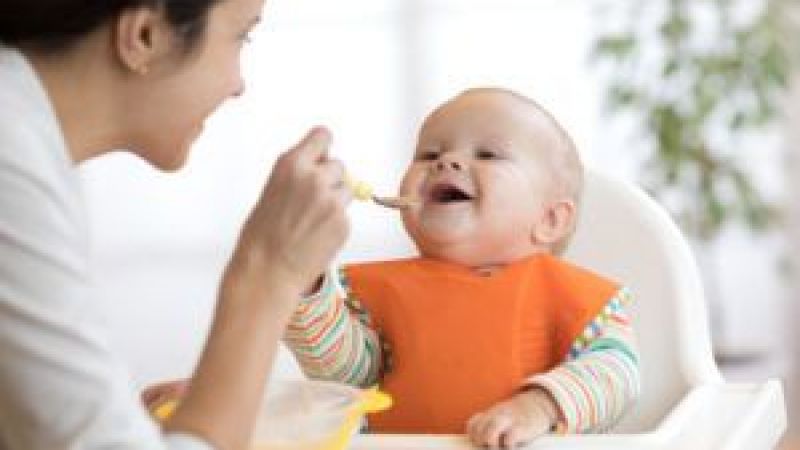Bebeklerde Ek Gıda Dönemi | Bebeklerde Ek Gıda Sıklığı Nasıl Olmalı? Bebeklerde Ek Gıdaya Geçişte İlk Ne Verilmeli? | Bebeklerde ek gıda dönemi, ebeveynlerin en çok kaygı ve endişe duyduğu dönem olarak öne çıkmaktadır. Yenidoğan bebeklerde ilk 6 aylık dönem, yalnızca ilk aşı: anne sütü ile beslenmesi gereken zaman dilimidir.