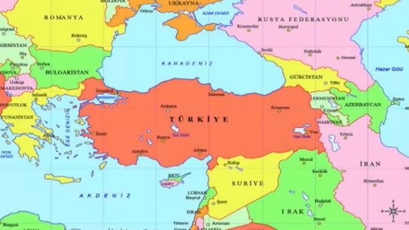 Türkiye’nin Komşuları Kimlerdir? Farklı Özellikleri Ve Kültürleriyle Türkiye'nin Sınır Komşuları | Türkiye’nin komşuları Yunanistan, Bulgaristan, Ermenistan, Gürcistan, Azerbaycan, Suriye, Irak, Nahcivan ve İran’dan oluşmaktadır. Türkiye coğrafi yapı itibari ile Asya ve Avrupa arasında bir köprü olduğu için gerek Asya gerekse Avrupa ülkeleri ile sınır komşuluğu vardır.