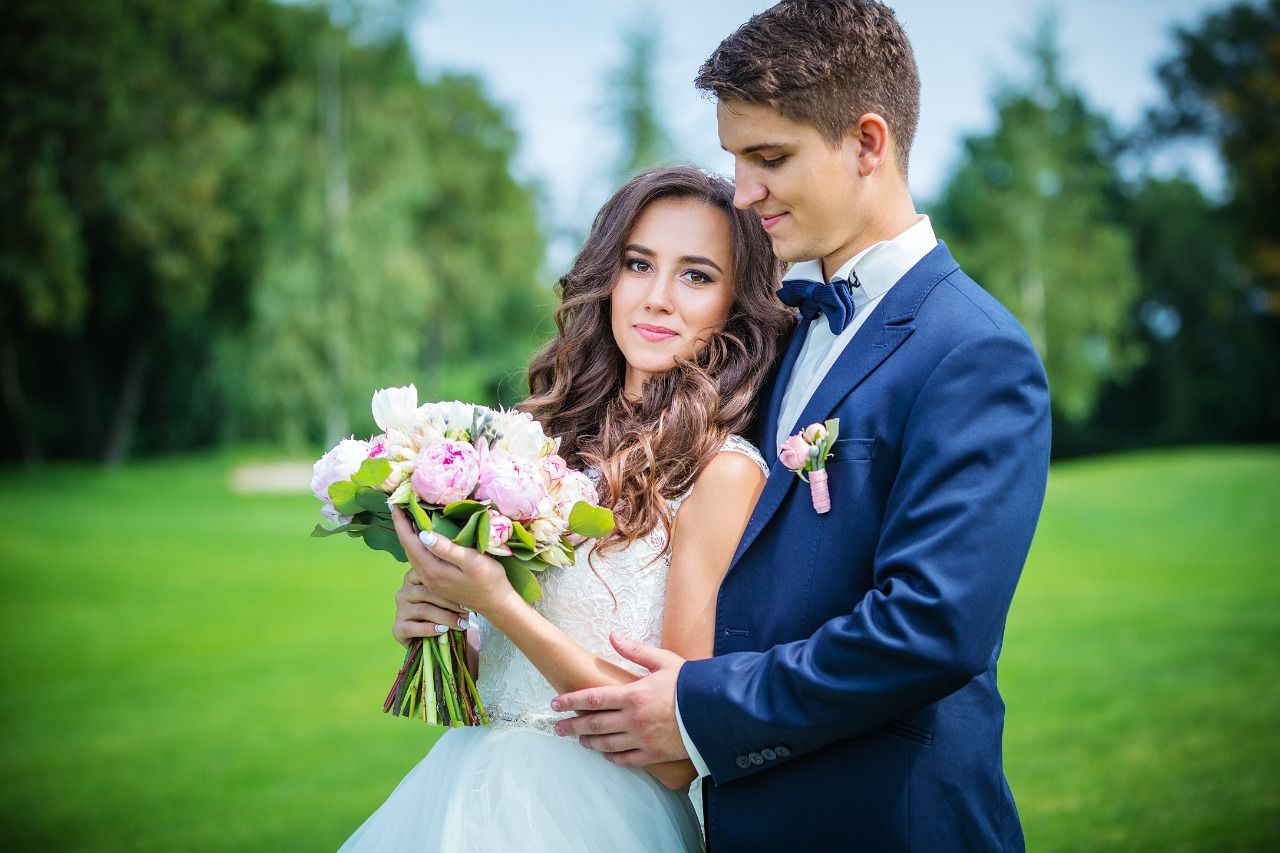 beautiful-young-bride-and-groom-in-park-pn5ufm2-1582113222.jpg