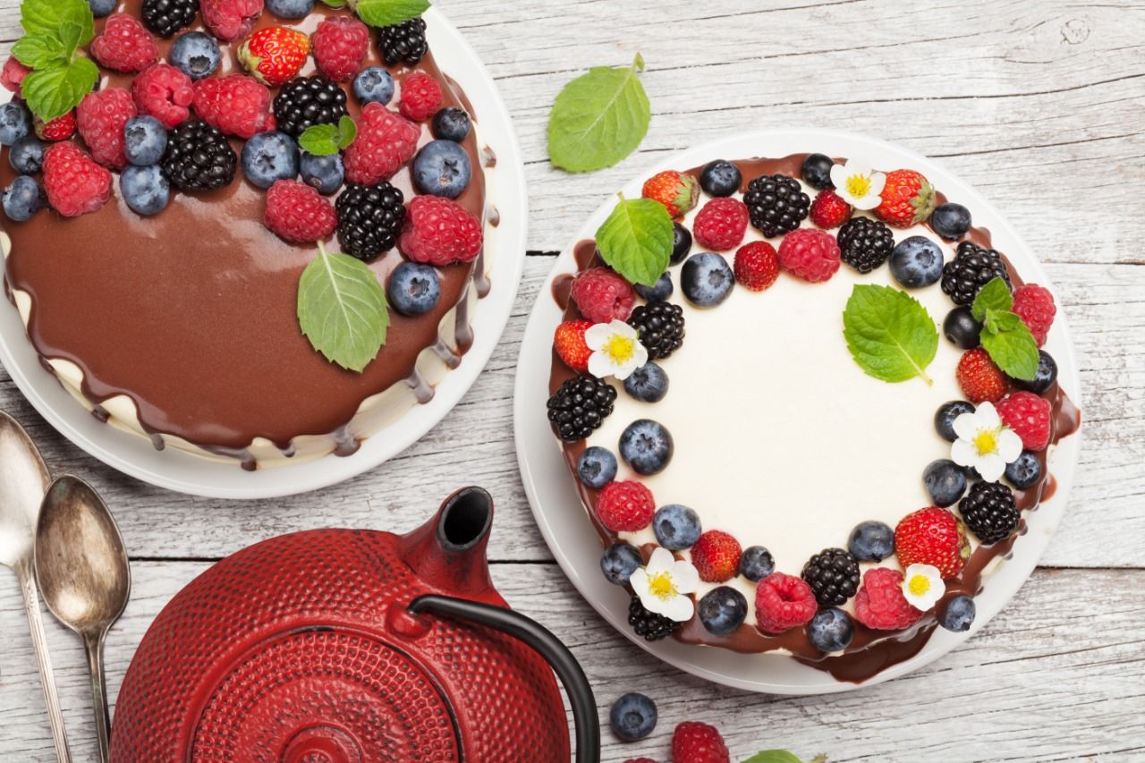 chocolate-cakes-with-berries-4jtqxfv-1580897739.jpg