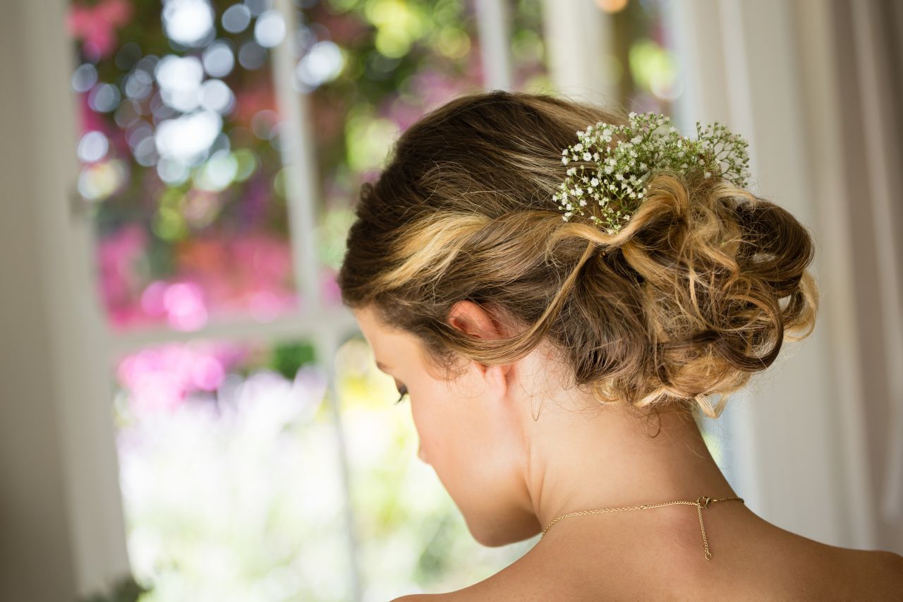 close-up-of-bride-hair-with-flowers-94ej532-1579625553.jpg