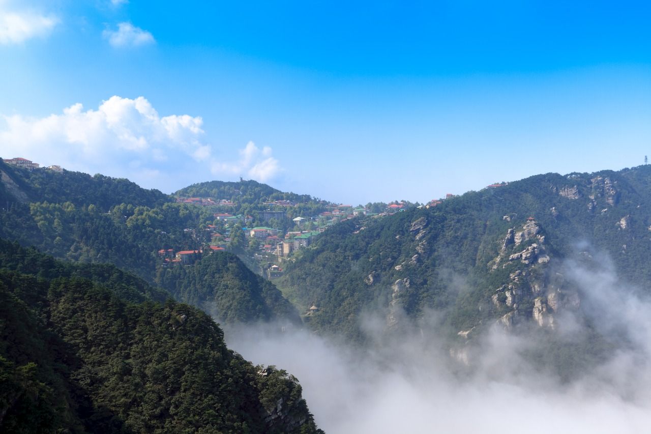 clouds-and-mist-in-the-mountain-town-pam6nmr-1587234706.jpg