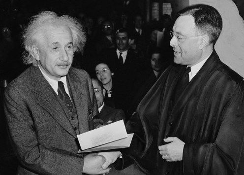 Dünya Tarihinin En Büyük Dehalarından Biri Albert Einstein | Hayatı, Bilim Dünyasına Katkıları, Hafızalara Kazınan Sözleri
