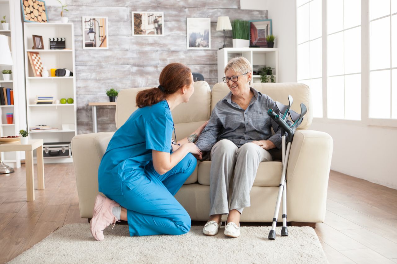 female-nurse-talking-with-an-old-woman-s3crj25-1591388159.jpg