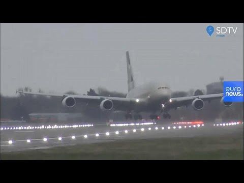 Şiddetli Rüzgara Karşı 400 Tonluk Uçak ile Heathrow Havalimanına Yengeç İnişi