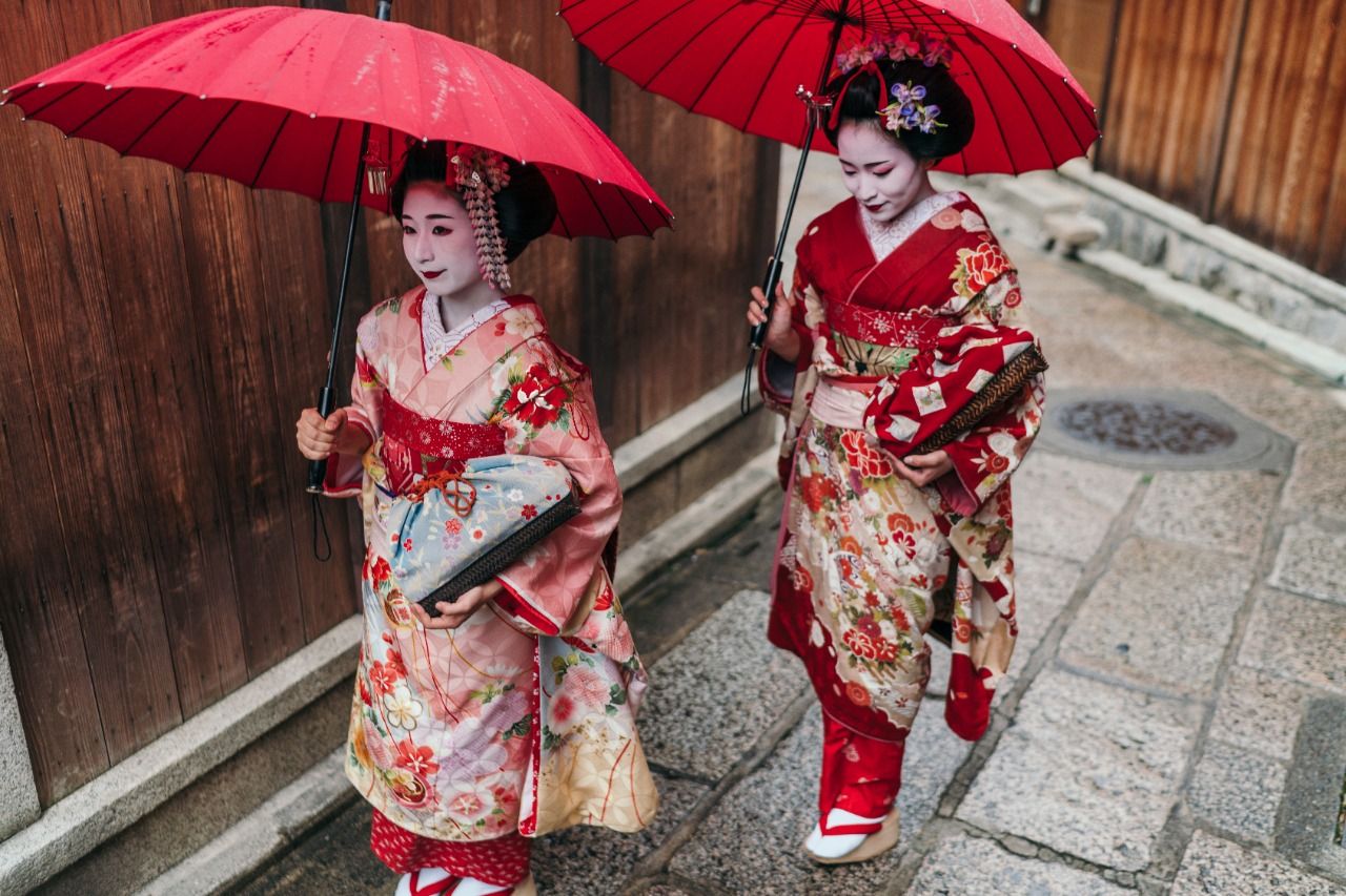 maiko-geishas-walking-on-a-street-of-gion-uszacdp-1582449132.jpg