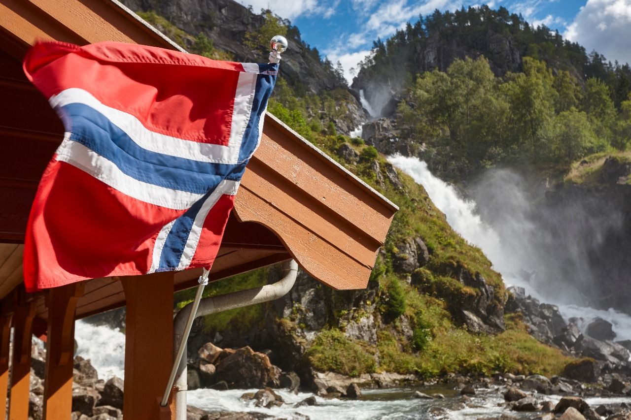 norwegian-twin-waterfall-norway-flag-latefossen-vi-parecqw-1587034379.jpg