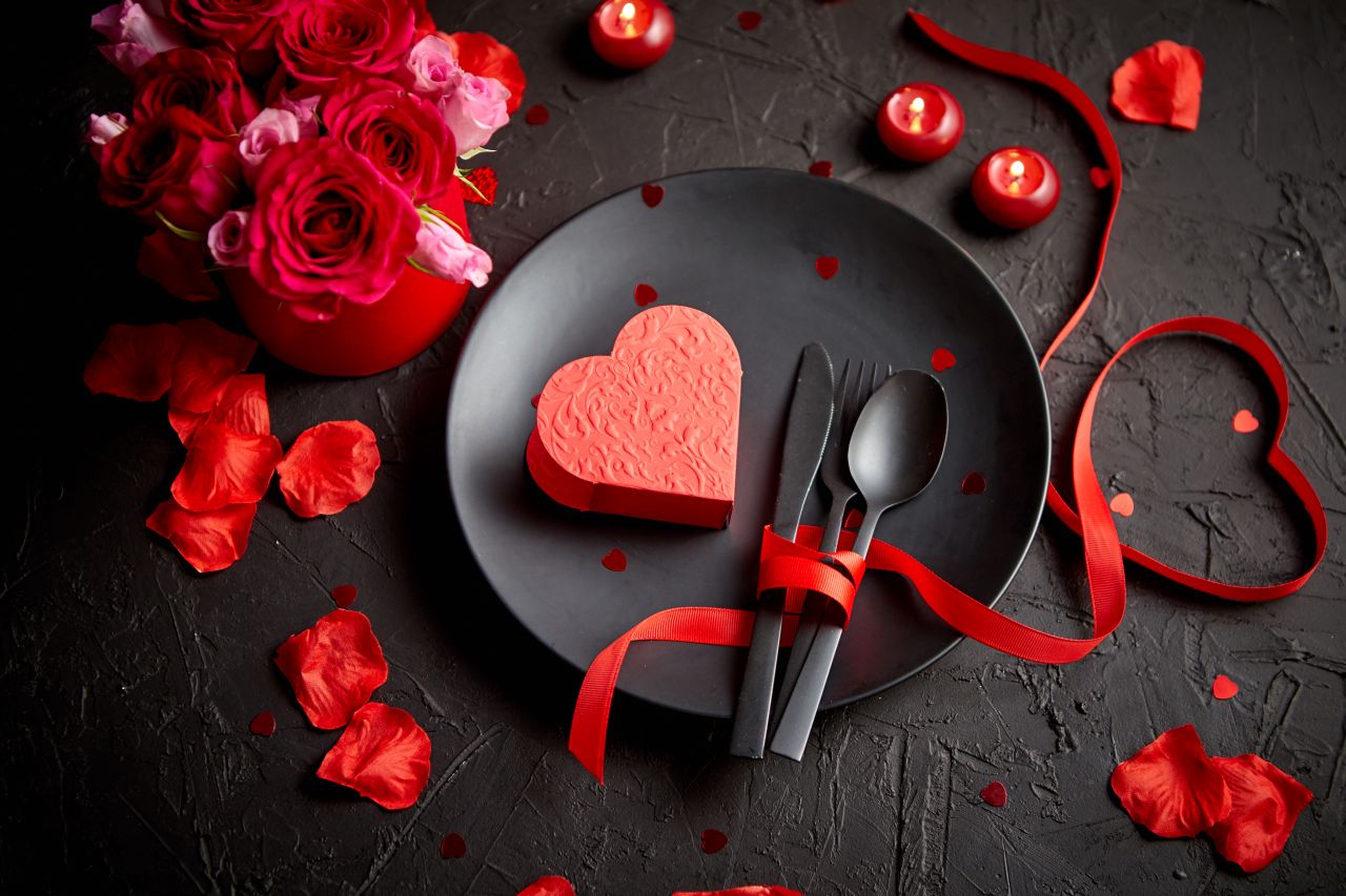 valentines-day-table-setting-and-romantic-dinner-x2rheze-1-1581532441.jpg