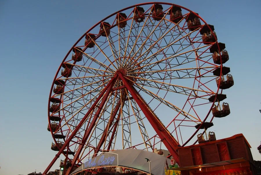 Dönme dolap lunaparkın simgelerinden