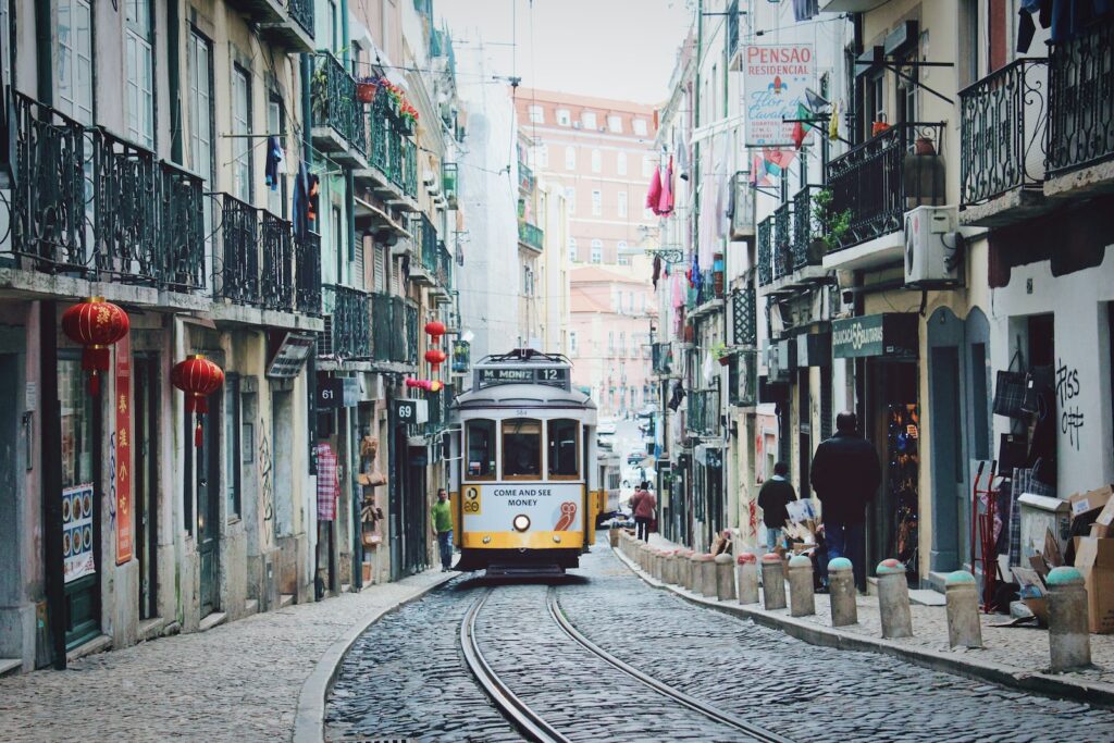 Portekiz Tatiline Çıkacaklara Dikkat Çekici Bilgiler train passing in between buildings