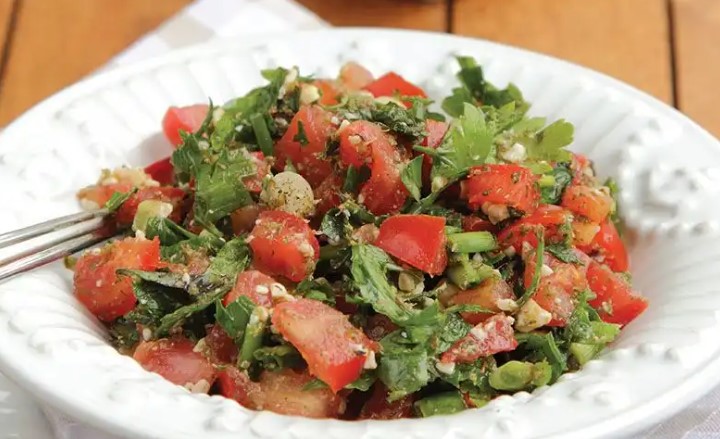 1 Porsiyon Domates Salatası Kaç Kalori?