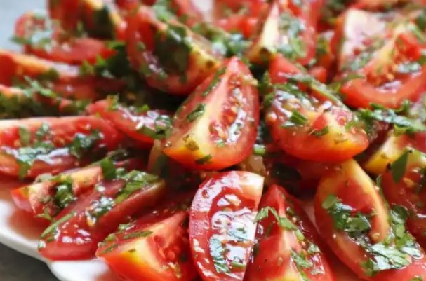 1 Porsiyon Domates Salatası Kaç Kalori?