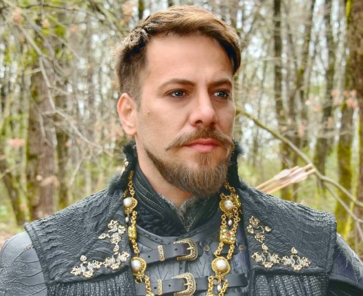 Kaan Taşaner Kimdir | Kızılcık Şerbeti Dizisinin Giray’ı Kaan Taşaner Kaç Yaşında?