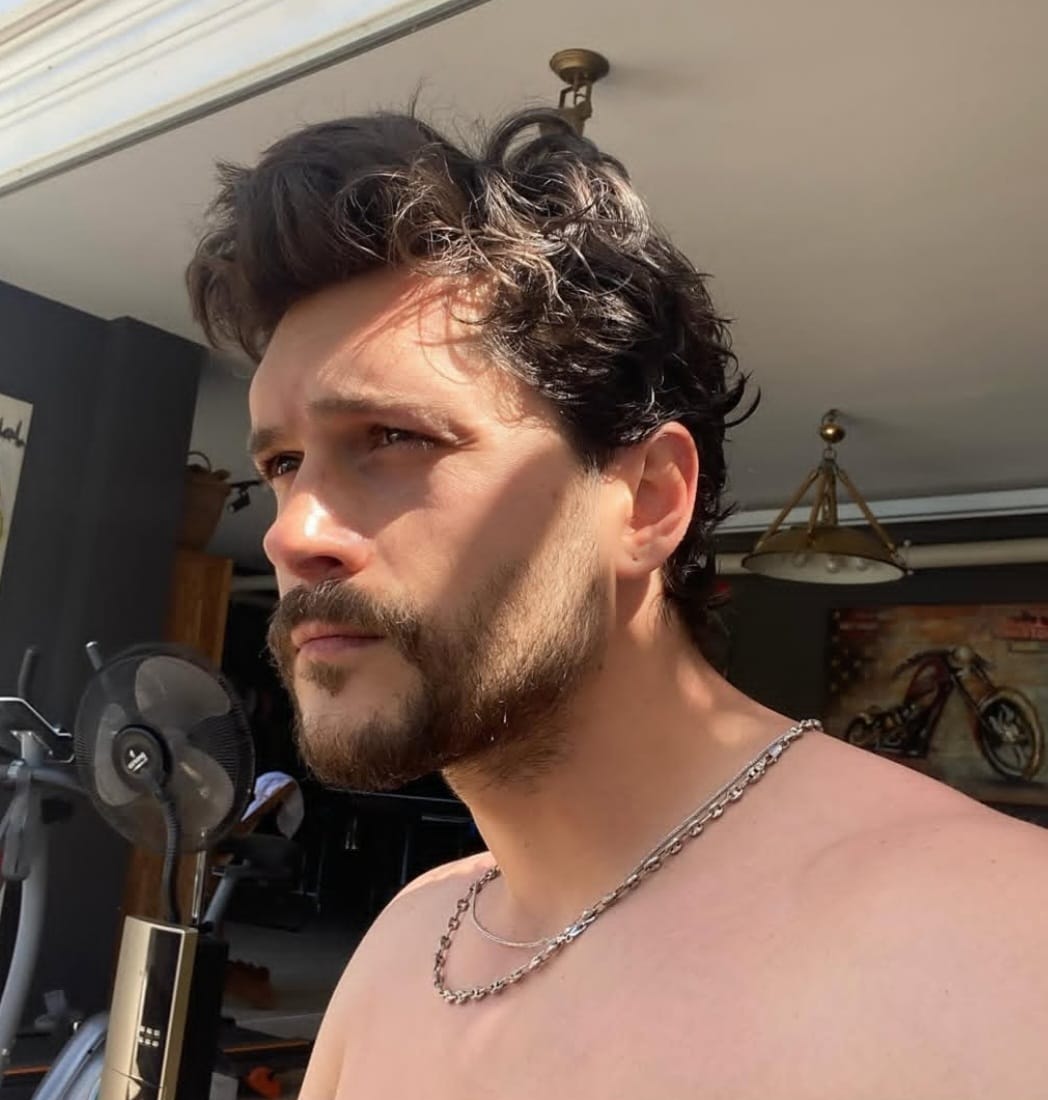 Alperen Duymaz bir etkinlikte poz verirken