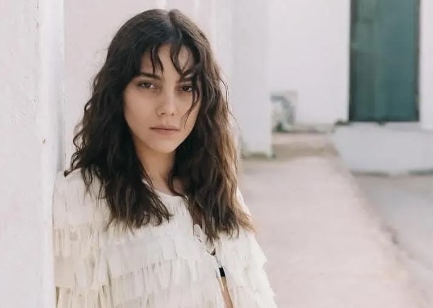 Dilin Döğer - Uzak Şehir Dizisi Zerrin Albora