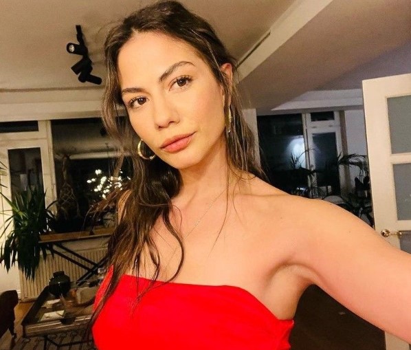 Demet Özdemir Kimdir | Demet Özdemir Kiminle Sevgili? Demet Özdemir’in Yeni Projesi Ne?