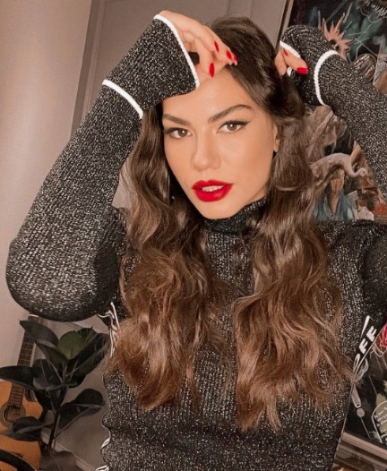 Demet Özdemir Kimdir | Demet Özdemir Kiminle Sevgili? Demet Özdemir’in Yeni Projesi Ne?