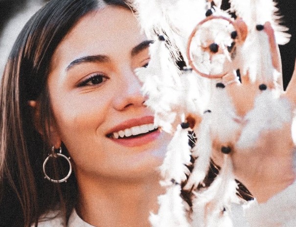 Demet Özdemir Kimdir | Demet Özdemir Kiminle Sevgili? Demet Özdemir’in Yeni Projesi Ne?