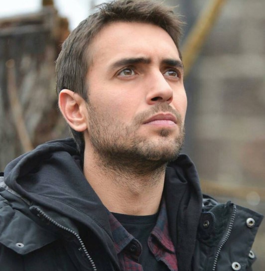 Ulaş Tuna Astepe Kimdir | Ulaş Tuna Astepe Çift Kişilik Oda Dizisinde Hangi Rolde? 