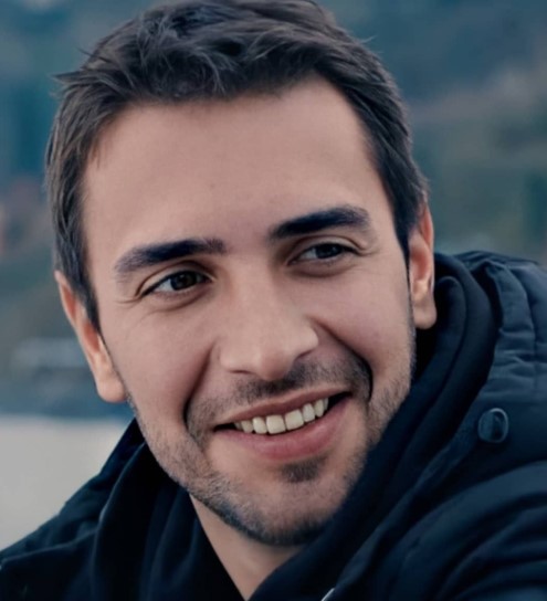 Ulaş Tuna Astepe Kimdir | Ulaş Tuna Astepe Çift Kişilik Oda Dizisinde Hangi Rolde? 