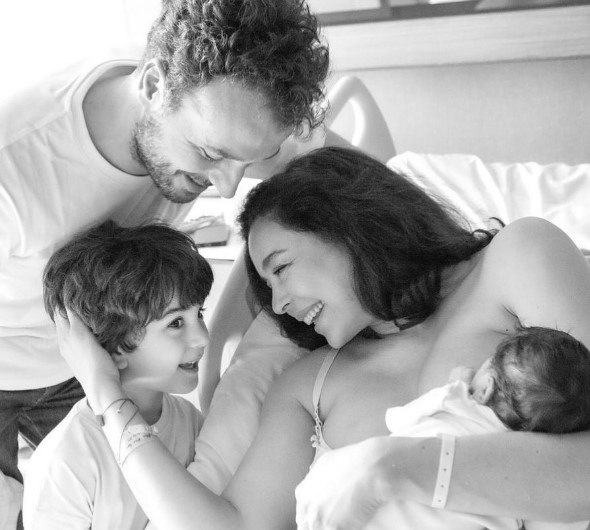 Tescilli Güzel Azra Akın Yıllar Sonra Ortaya Çıktı: İkizini Doğurmuş!