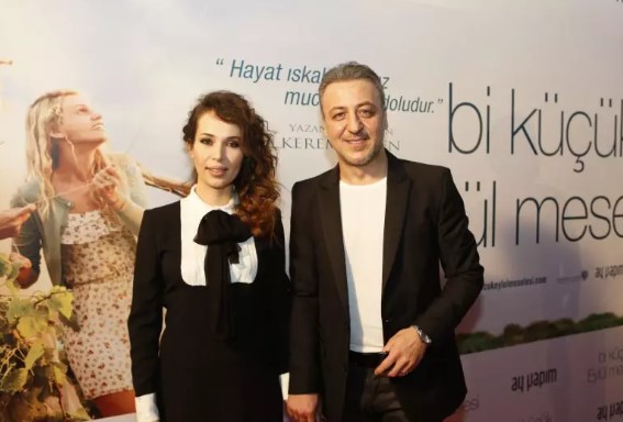 Esra Ronabar Kimdir | Esra Ronabar Kaç Yaşında? Esra Ronabar Türk mü? 