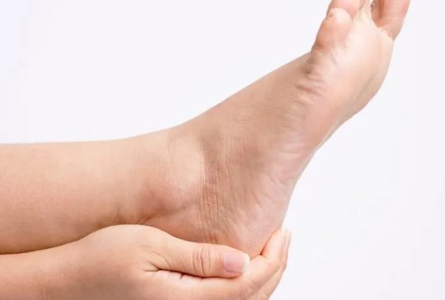 Topuk Çatlağı Nedir? Topuk Çatlaklarına Ne İyi Gelir?