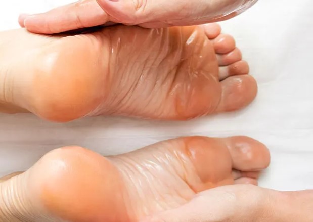 Topuk Çatlağı Nedir? Topuk Çatlaklarına Ne İyi Gelir?