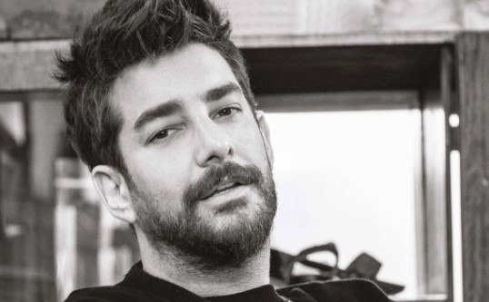 Enis Arıkan Kimdir Nerelidir? Camdaki Kız’ın Muzosu Enis Arıkan Kim Hangi Dizilerde Oynamıştır?