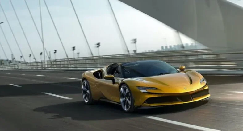 Ferrari SF90 Spider : Ferrari'nin Hibrit Canavarı Gökyüzüyle Buluşuyor!