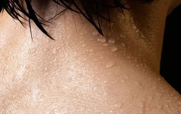 Soğuk Soğuk Terleme Neyin Belirtisi Olabilir | Soğuk Soğuk Terleme Kalp Krizi Belirtisi mi? 